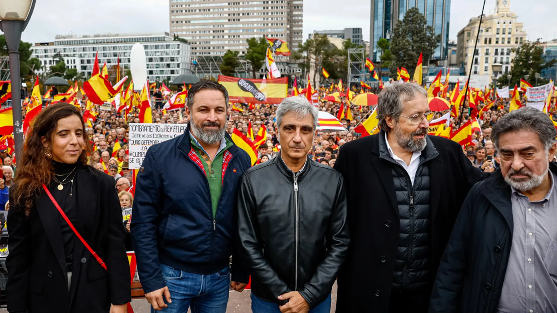 Abascal advierte ante miles de personas "del golpe que Sánchez perpetrará desde Moncloa"