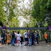 Turistas delante de una de las puertas del parque que permanecen cerradas Turistas delante de una de las puertas del parque que permanecen cerradas