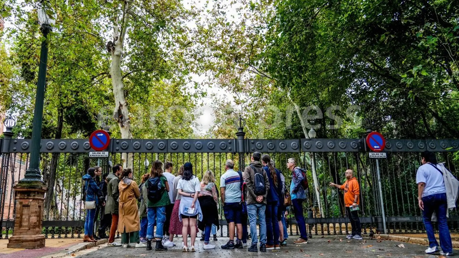 Turistas delante de una de las puertas del parque que permanecen cerradas