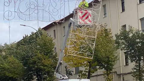 Proceso de instalación de la iluminación navideña en el paseo de la Estación Proceso de instalación de la iluminación navideña en el paseo de la Estación