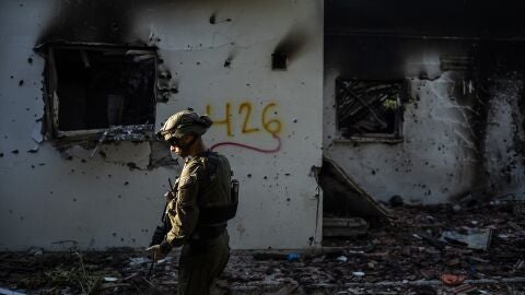 Soldado israel&iacute; patrulla cerca de la Franja de Gaza.