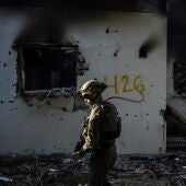 Soldado israelí patrulla cerca de la Franja de Gaza.