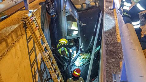 Accidente de un veh&iacute;culo en el encauzamiento de un barranco en Finestrat
