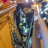 Accidente de un vehículo en el encauzamiento de un barranco en Finestrat