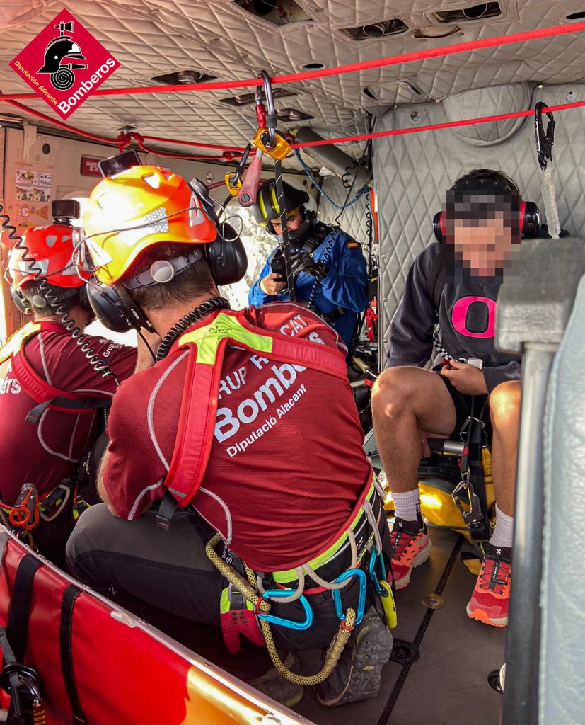 Rescatan a dos escaladores de 19 años estancados el Puig Campana Rescatan a dos escaladores de 19 años estancados el Puig Campana
