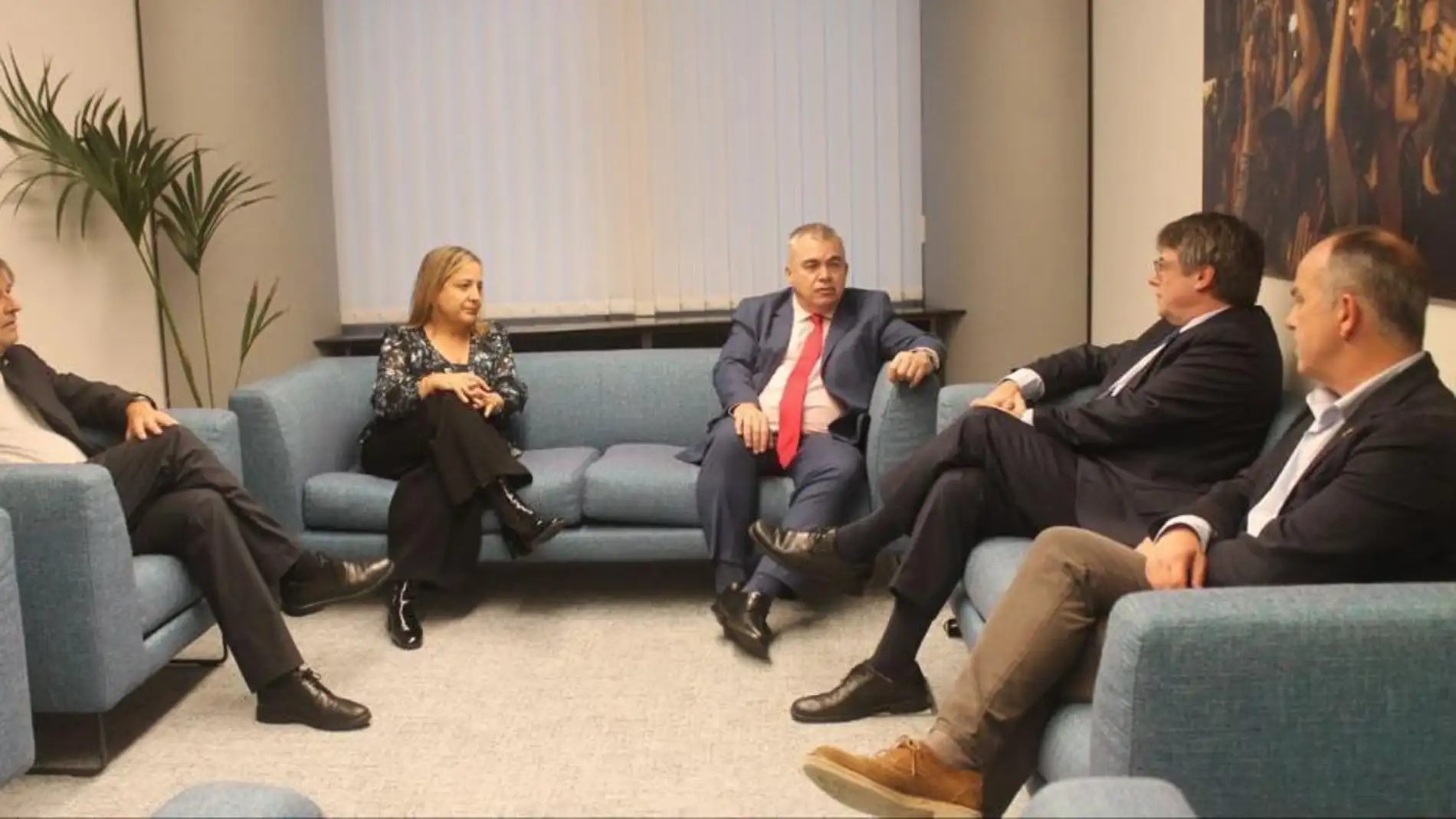 Santos Cerdán, reunido con Puigdemont en el Parlamento Europeo.