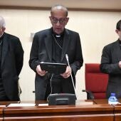El cardenal arzobispo emérito de Madrid, Carlos Osoro; el presidente de la Conferencia Episcopal Española, Juan José Omella, y el nuevo arzobispo de Madrid, José Cobo.