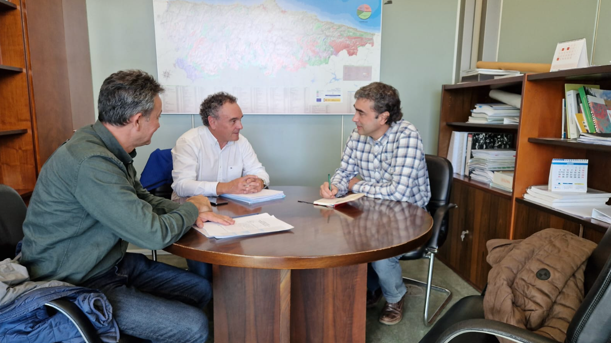 Ayuntamiento de Nava y Consejería abordan temas relacionados con la gestión forestal Ayuntamiento de Nava y Consejería abordan temas relacionados con la gestión forestal