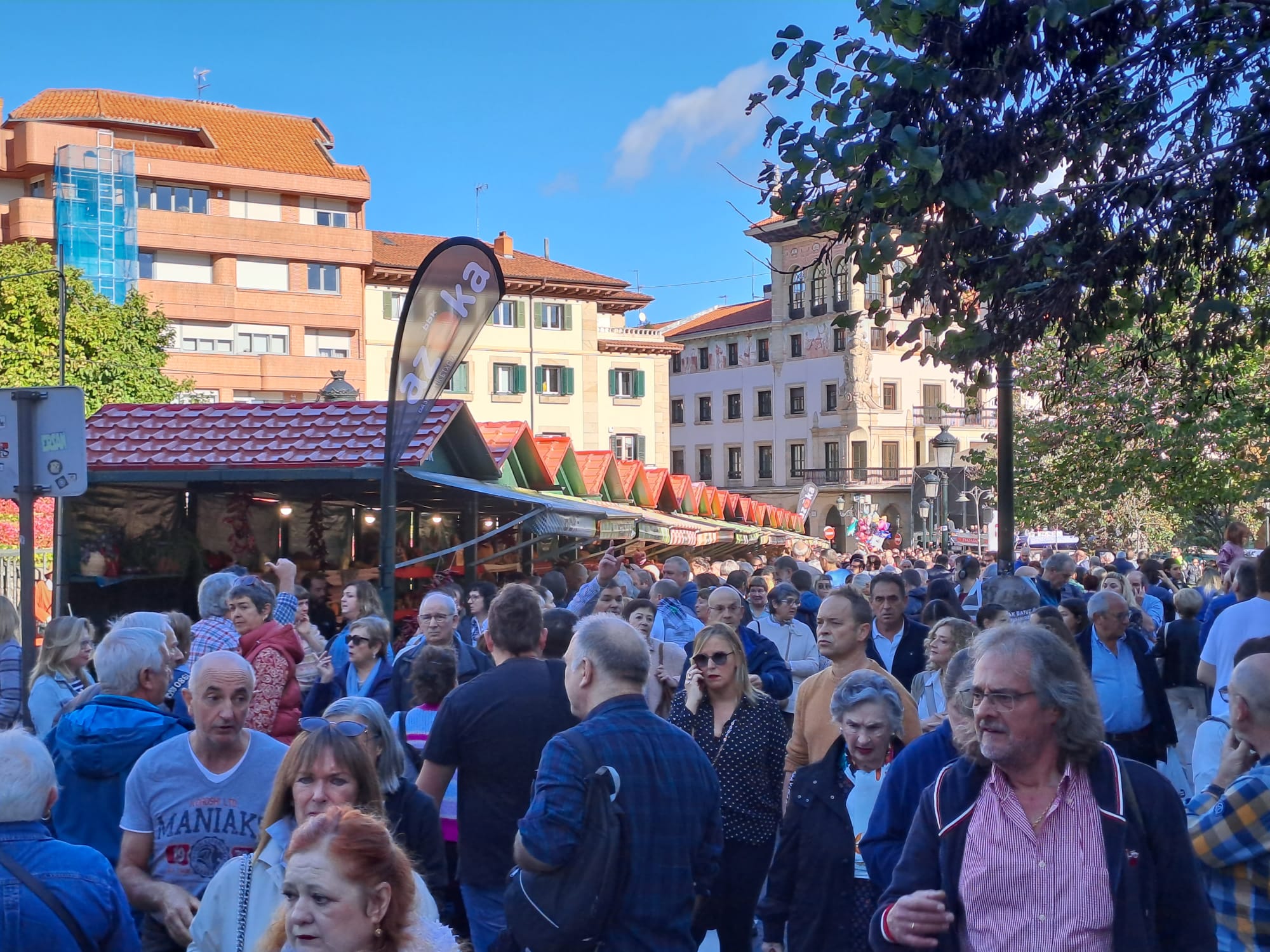 La feria del Último Lunes de Octubre despliega en Gernika sus 307 puestos La feria del Último Lunes de Octubre despliega en Gernika sus 307 puestos