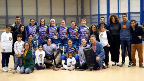 El equipo femenino del Club Pat&iacute;n Alcal&aacute; Hockey estrena equipaci&oacute;n apoyando a la Asociaci&oacute;n de Enfermedades Raras de Alcal&aacute; de Henares
