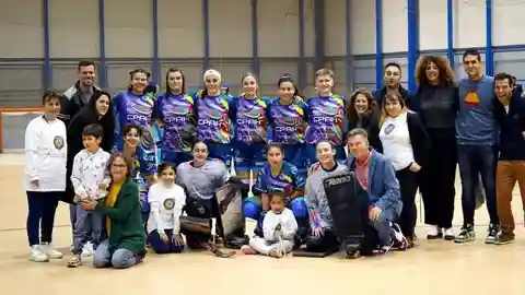 El Club Patín Alcalá Hockey estrena segunda equipación solidaria como muestra de apoyo a la Asociación de Enfermedades Raras de Alcalá de Henares El equipo femenino del Club Patín Alcalá Hockey estrena equipación apoyando a la Asociación de Enfermedades Raras de Alcalá de Henares