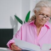 Fotografía de una mujer pensionista leyendo