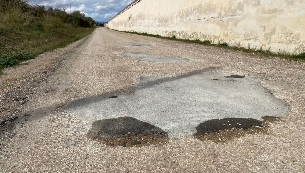 Las brigadas han bacheado el acceso al cementerio