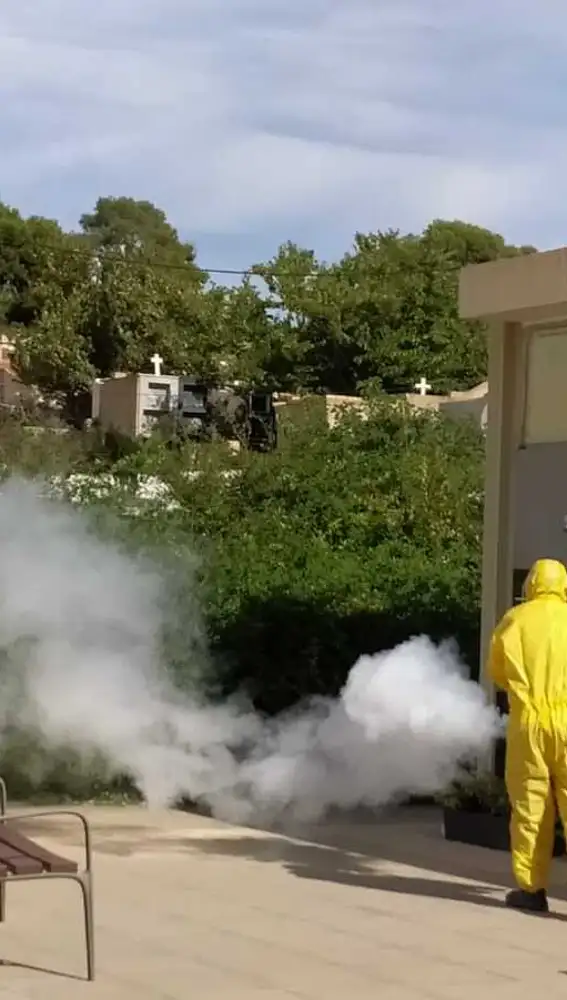 Fumigación contra los mosquitos en el cementerio de Sant Joan Fumigación contra los mosquitos en el cementerio de Sant Joan