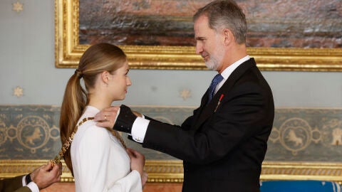 El rey Felipe impone el Collar de la Orden de Carlos III a la princesa Leonor, en un acto celebrado en el sal&oacute;n de Carlos III del Palacio Real/ EFE/JuanJo Mart&iacute;n POOL