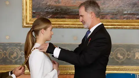 El rey Felipe impone el Collar de la Orden de Carlos III a la princesa Leonor, en un acto celebrado en el salón de Carlos III del Palacio Real El rey Felipe impone el Collar de la Orden de Carlos III a la princesa Leonor, en un acto celebrado en el salón de Carlos III del Palacio Real/ EFE/JuanJo Martín POOL
