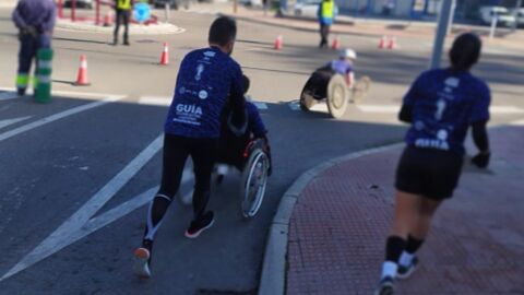 Participantes en silla de ruedas en la San Silvestre inclusiva de Alcal&aacute; de Henares