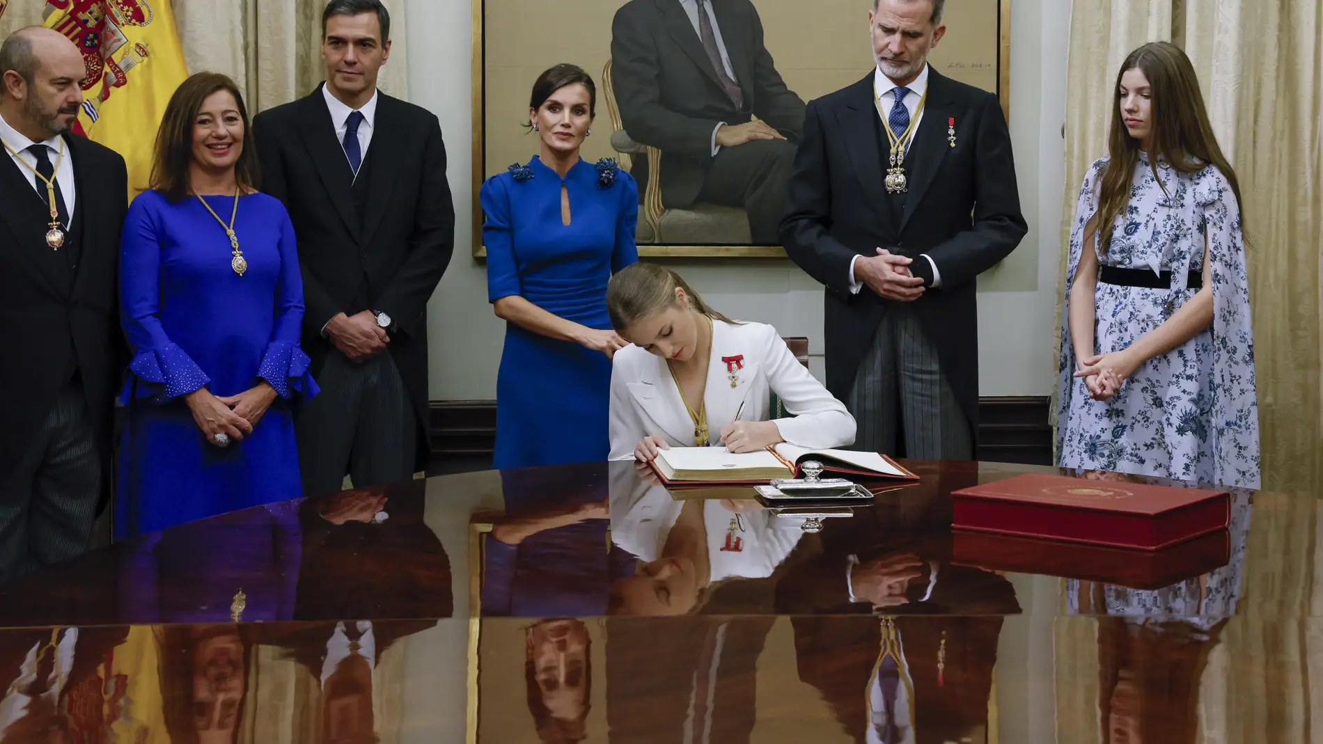 La princesa Leonor firma el libro de honor del Congreso