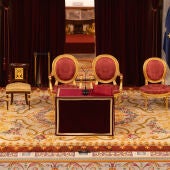 Una mesa preparada en el hemiciclo para la jura de la Constitución la Princesa de Asturias, en el Congreso de los Diputados