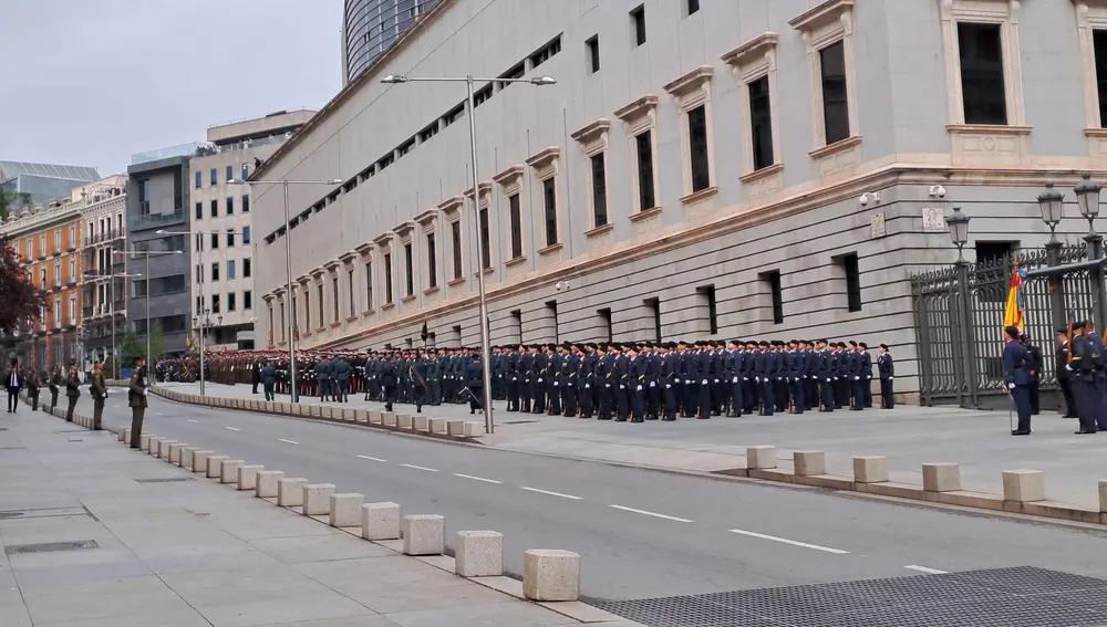El batallón mixto de los tres Ejercitos, Guardia Civil y Policía Nacional a las puertas del Congreso