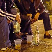 Personas bebiendo alcohol en la calle