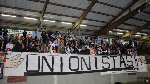 Aficionados de Unionistas en el campo del Gernika