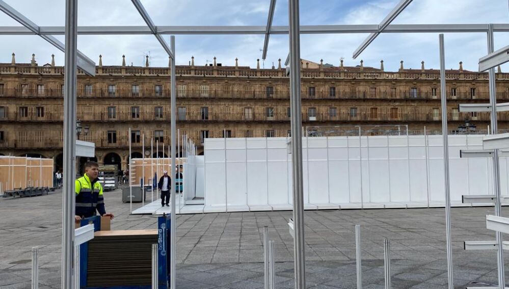 Operario trabajando en la instalación de las casetas