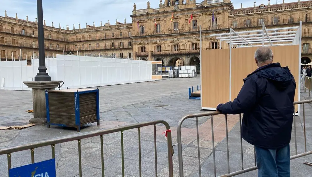 Curioso divisando el montaje de los puestos en la Plaza Mayor de Salamanca Curioso divisando el montaje de los puestos en la Plaza Mayor de Salamanca