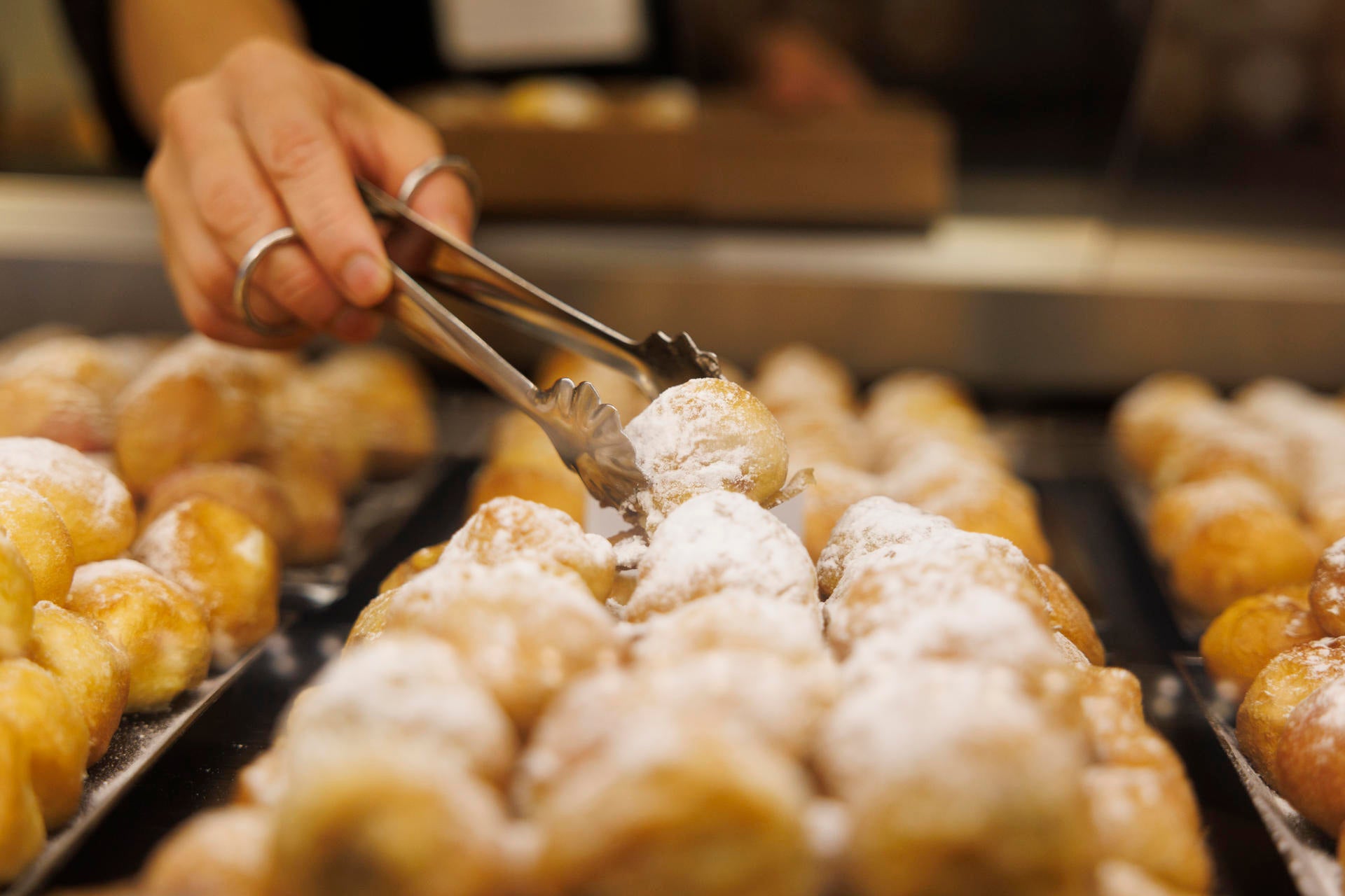 Los buñuelos y los huesos de santo, dulces estrella en el Día de Todos los Santos Los buñuelos y los huesos de santo, dulces estrella en el Día de Todos los Santos