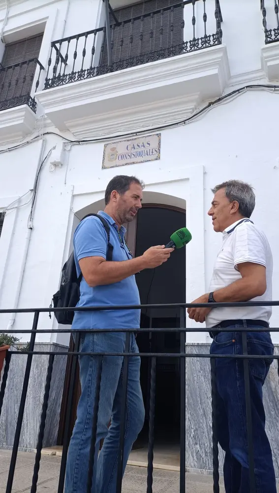 El alcalde de Sanlúcar, José María Pérez, atendiendo a Rafael López a las puertas del Ayuntamiento.