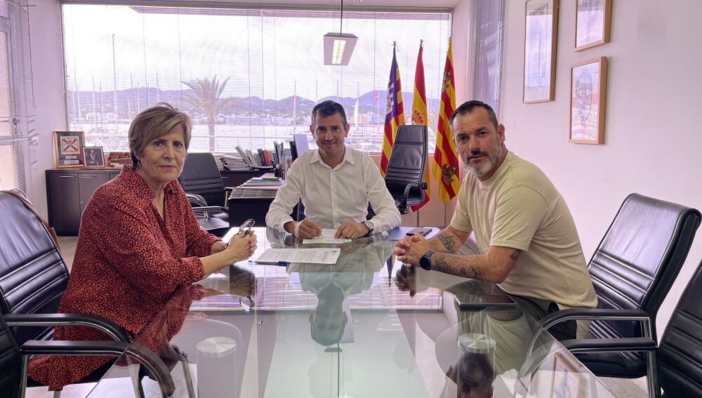 El Ayuntamiento de Sant Antoni de Portmany firma un convenio con APAAC