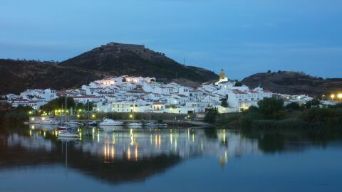 Vista de Sanl&uacute;car de Guadiana desde Portugal.