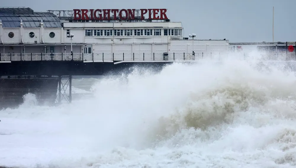 La marea alta rompe en Brighton Pier (Brighton, Gran Bretaña); la Oficina Meteorológica del Reino Unido ha emitido advertencias meteorológicas como consecuencia de la borrasca Ciarán y viento de hasta 150 kms/h