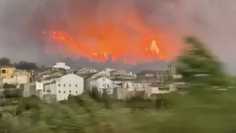 La borrasca Ciarán aviva el incendio forestal de Terrateig (Valencia) y obliga a desalojar a los vecinos