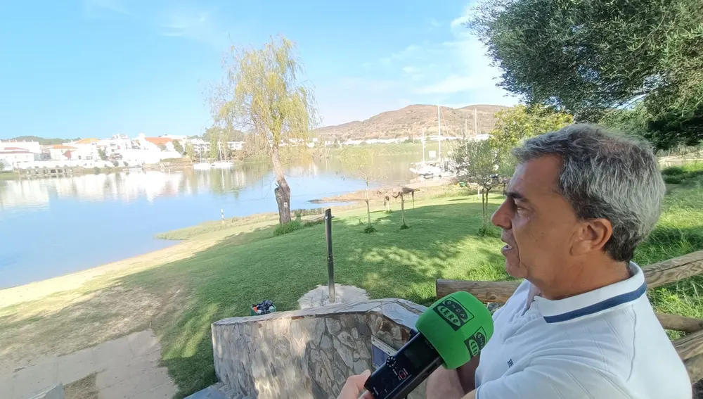 El alcalde de Sanlúcar de Guadiana, José María Pérez, mostrando la playa fluvial del municipio.