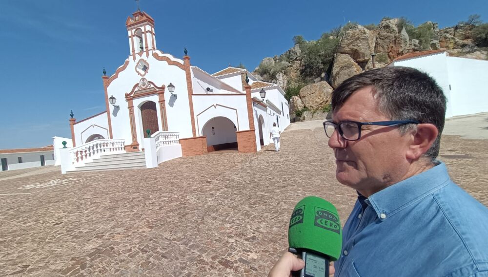 El alcalde de La Puebla, Antonio Beltrán, en uno de los lugares más visitados del municipio.