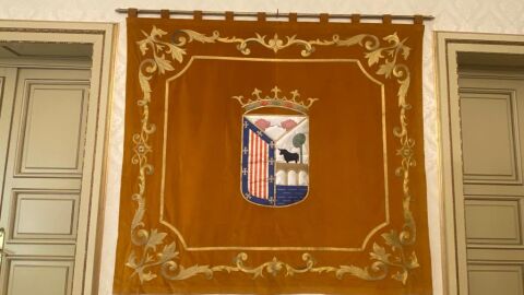 El escudo de la ciudad de Salamanca preside el Sal&oacute;n de Recepciones