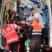 Los servicios de emergencia trasladan a un herido crítico en el incendio de un piso de Palma