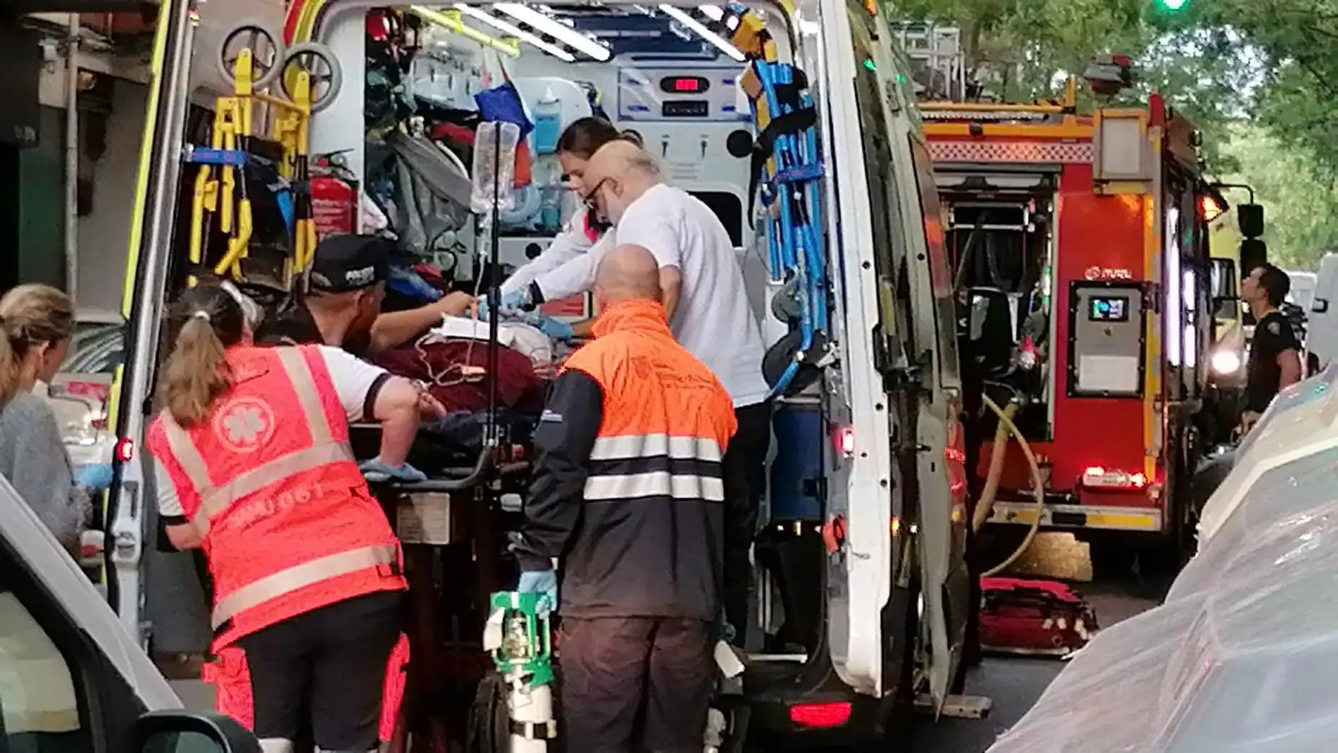 Los servicios de emergencia trasladan a un herido crítico en el incendio de un piso de Palma