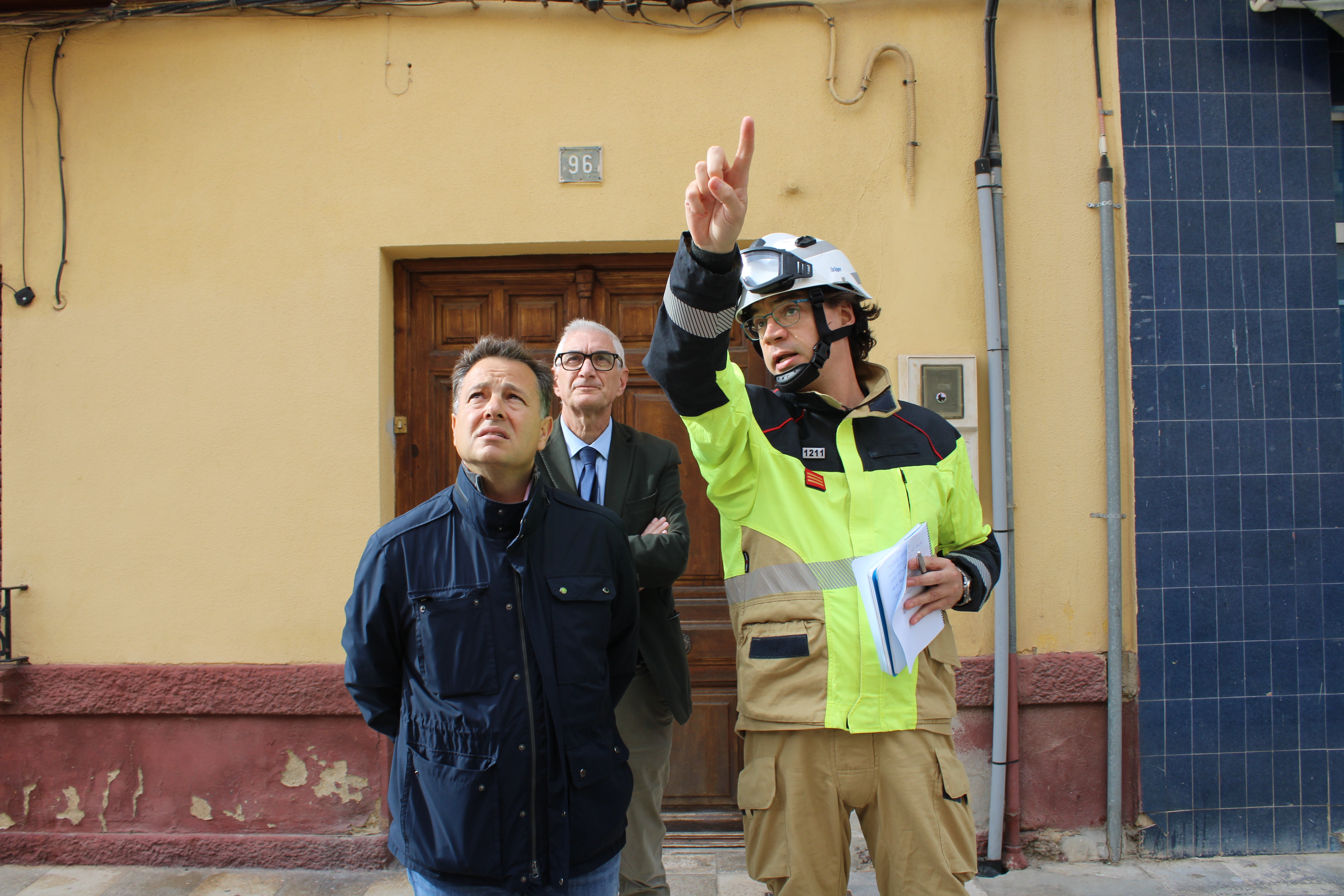 Alrededor de 40 vecinos de 16 viviendas permanecen desalojados por el derrumbe de una fachada Alrededor de 40 vecinos de 16 viviendas permanecen desalojados por el derrumbe de una fachada