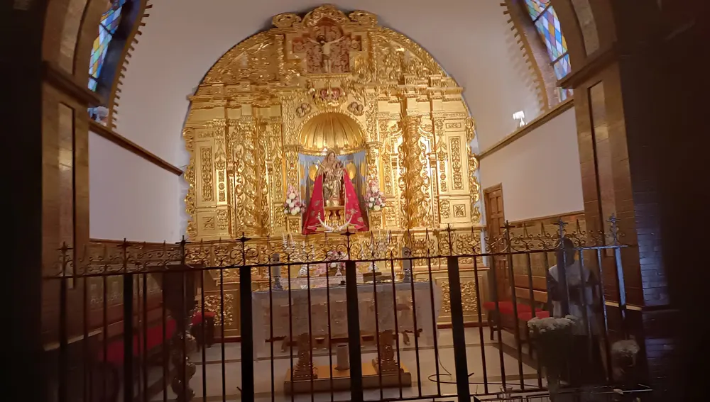 Interior de la Ermita de la Vírgen de la Peña, patrona de La Puebla de Guzmán.
