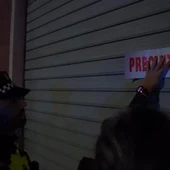 Un agente de la Policía precinta uno de los locales de ocio nocturno durante la Noche de Halloween Un agente de la Policía precinta uno de los locales de ocio nocturno durante la Noche de Halloween