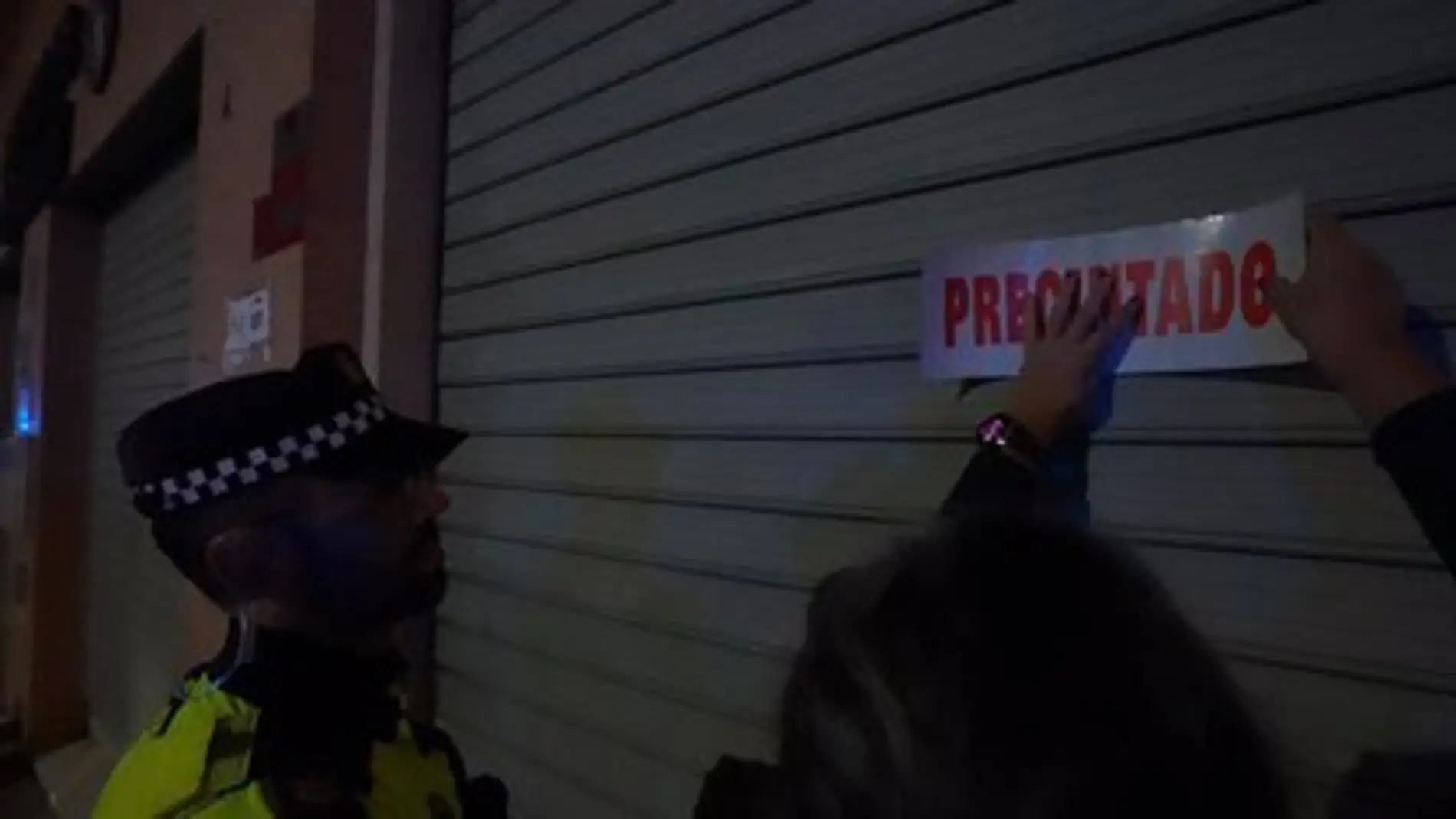 Un agente de la Policía precinta uno de los locales de ocio nocturno durante la Noche de Halloween