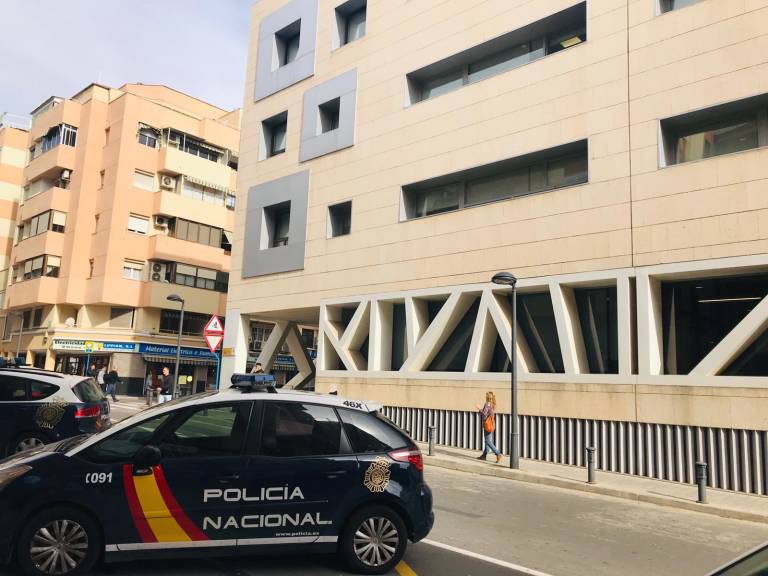 Detenida en Alicante por presuntos malos tratos la madre de una bebé de dos meses con cinco costillas rotas Detenida en Alicante por presuntos malos tratos la madre de una bebé de dos meses con cinco costillas rotas