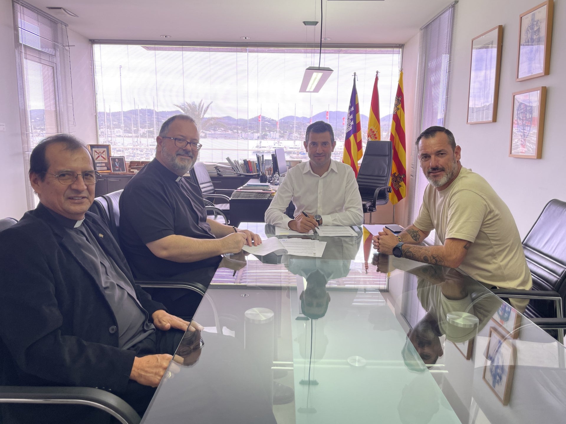 El Ayuntamiento de Sant Antoni de Portmany firma los convenios con Cáritas y Apaac El Ayuntamiento de Sant Antoni de Portmany firma los convenios con Cáritas y Apaac