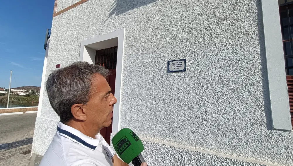 Un azulejo recuerda hasta dónde alcanzó el agua tras desbordarse el río en 1997.