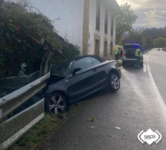 Herido un conductor tras salirse de la vía con su vehículo en el concejo de Parres Herido un conductor tras salirse de la vía con su vehículo en el concejo de Parres