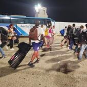 Un grupo de ciudadanos extranjeros después de cruzar el paso fronterizo de Rafah, entre la Franja de Gaza y Egipto.