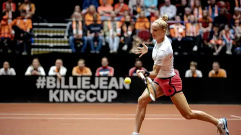 La neerlandesa Arantxa Rus, en un partido de la Billie Jean King Cup. La neerlandesa Arantxa Rus, en un partido de la Billie Jean King Cup.