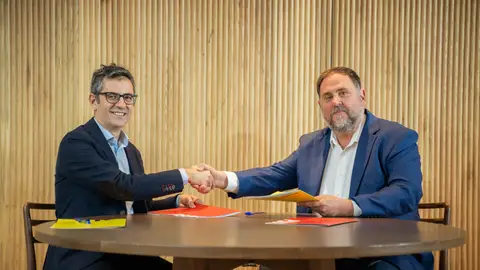 Félix Bolaños estrechando la mano a Oriol Junqueras Félix Bolaños estrechando la mano a Oriol Junqueras/ EFE/ Gerard Magrinya